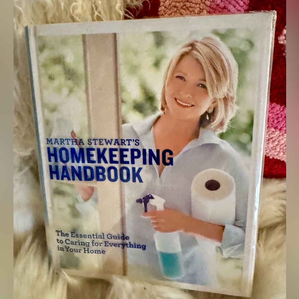MARTHA STEWART HOUSEKEEPING  HANDBOOK